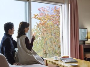 ゆったりお寛ぎいただけるツインルーム。時間とともに変化する嬬恋高原の絶景をお楽しみください。