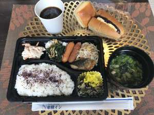 個包装にて。日替わりのお味噌汁で朝からほっこり。