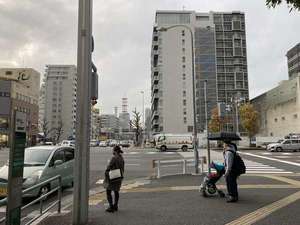 地上に出てすぐ右手の信号をお渡り下さい。