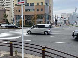 更に、向かいに名古屋園芸店が見える信号を渡ります。