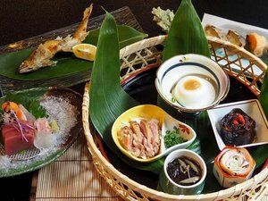 籠に入った前菜盛合わせ
