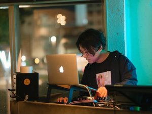 ���ٓ��ɂ�DJ MOTIVE���ɂ��I���W�i��BGM������A���̔�������S�n�悢�ЂƂƂ������o���܂��B