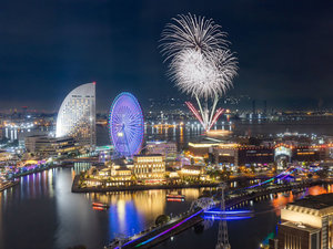 【客室からの景色】新港ふ頭で打ち上げられた花火(夜景ビュー客室より)