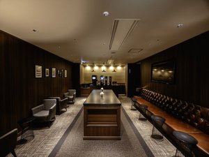 【会員専用ラウンジ】フリードリンクをご提供。ほっと一息、旅の疲れを癒してください。