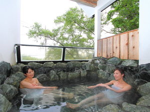 【露天風呂一例】和風露天風呂。広々とした湯船ですので、ゆったりとお寛ぎいただけます♪