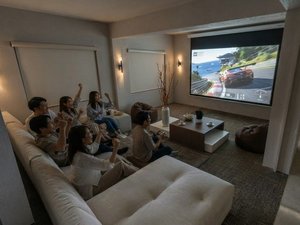 【館内設備一例】夜は120インチシアターでTVゲームも楽しめるリビングルーム