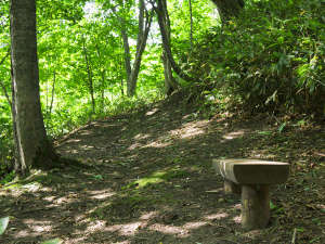 【散策コース】コースの途中にベンチがございます。ひとときここでご休憩を。