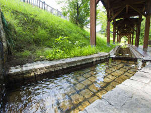 【足湯】長流川のせせらぎを聞きながら、天然温泉をお楽しみ下さい。