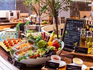 【ブッフェ一例】伊達野菜をメインに使った新鮮野菜のガーデンサラダコーナー。