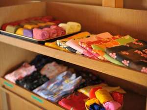 女性には色浴衣のサービスがございます。※追加は有料です。※男性の方も浴衣の追加は有料です。