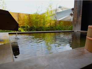 巽 月 源泉かけ流し露天風呂。