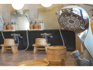 宿泊者専用内風呂洗い場では全シャワーヘッド、リファ・ファインバブルを採用