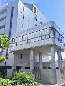 外観はシルバーメタリックのビル