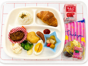 お子様用の食事です。おまけつき