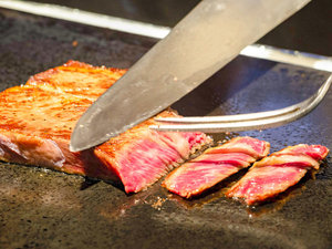 料理人が目の前で焼き上げる、ステーキのライブクッキング