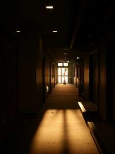 夕日が差し込む廊下