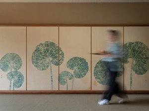 ■秋田蕗押し花の襖。秋田らしさを追求した設え。