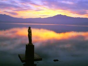 ■夕暮れのたつこ像<当館から車で約15分>