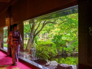 館内からも庭園を眺めることができます