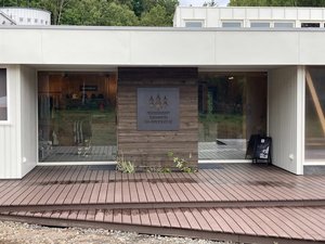 センターハウス入口。チェックイン・チェックアウトはこちらで!レストラン&カフェも併設♪