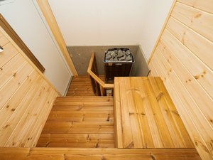 タイニーホテルの完全プライベートサウナ!HARVIAの電気ストーブサウナを独り占め…