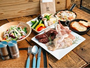 \5,000バーベキュープラン!肉厚な牛肉、豚肉、鶏肉を味わえる大満足のセット。 ※写真は2名様分です