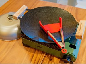 タイニーホテルにおいてあるカセットコンロとグリルパン♪※室内では使用できません。