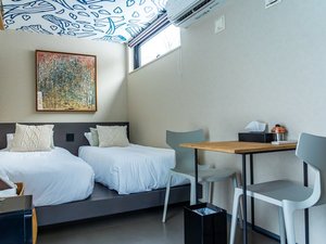 タイニーホテル客室内はアウトドア施設とは思えない空間!エアコン完備なので夏も冬も快適♪