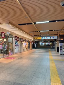 四ツ谷口方面に進むとatreが見えてきます