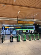 四ツ谷・麹町口改札を出て左折します
