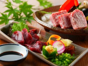 黒毛和牛の網焼きとご当地グルメの馬刺し