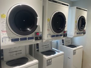 1階にて洗濯機(洗剤自動投入)・乾燥機をご用意しております。