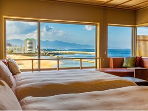 ツインのダブルベッドR3タイプ。ベッドからゆっくりと海を眺めてお過ごしください♪和室では夕食もOK!