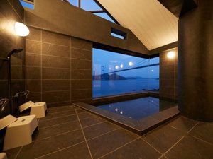 来島海峡大橋と瀬戸内の海が見えるホテル棟のお風呂