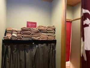 大浴場にはご宿泊のお客様専用のタオル類をセット。手ぶらでお越しください。入口正面にあります。