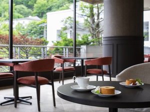 ◆カフェ「ユーカラ」/大きな窓から光が差し込む明るい空間で優雅なひとときをお過ごしいただけます。