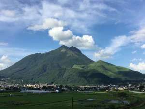 新緑時期の由布岳