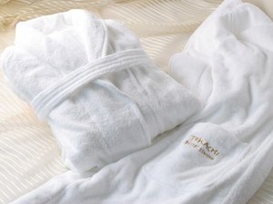 ふんわりと優しい着心地のバスローブはスーペリアフロアでのご用意となります。