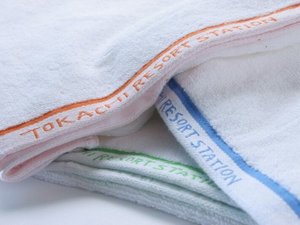 ホテルのバスタオルとフェイスタオルは、ご自分のが判るようそれぞれ違ったお色でご用意しております。