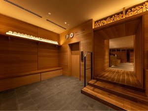 こちらのエレベーターからカプセルへ