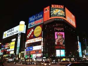 東京以北、最大の繁華街ススキノは、約4,500店もの飲食店が立ち並びます