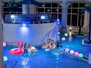 プールは夜も営業。ぜひナイトプールをお楽しみください