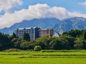 ホテル目の前に「阿蘇五岳」を望む立地です。