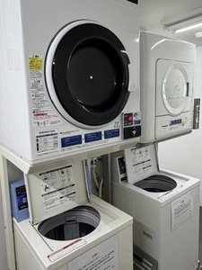 【コインランドリー】3Fリラクゼーションスペースに洗濯機、乾燥機各2台ずつございます。