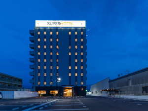 静かな夜に佇む、優しい光のランドマーク