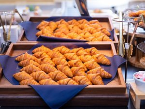 香り高いパンで至福の朝食を♪店舗で焼いた出来立てをお届けします