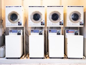 コインランドリー乾燥機 30分/100円洗濯機 1回/200円