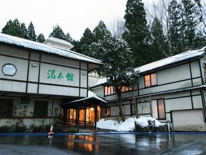 冬は、山水を消雪ホースにつないで消雪をしています。