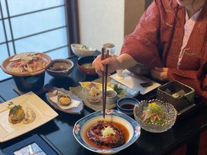 完全個室のお食事処。周りを気にせずゆーっくり召し上がれ。