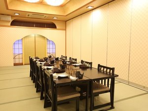 2階のお食事処は明るくて広い。2名から最大40名までご利用可能◎